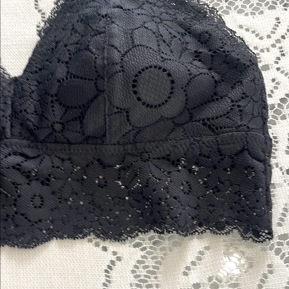 Elegant Black Lace Bralette - Picture 6 of 9